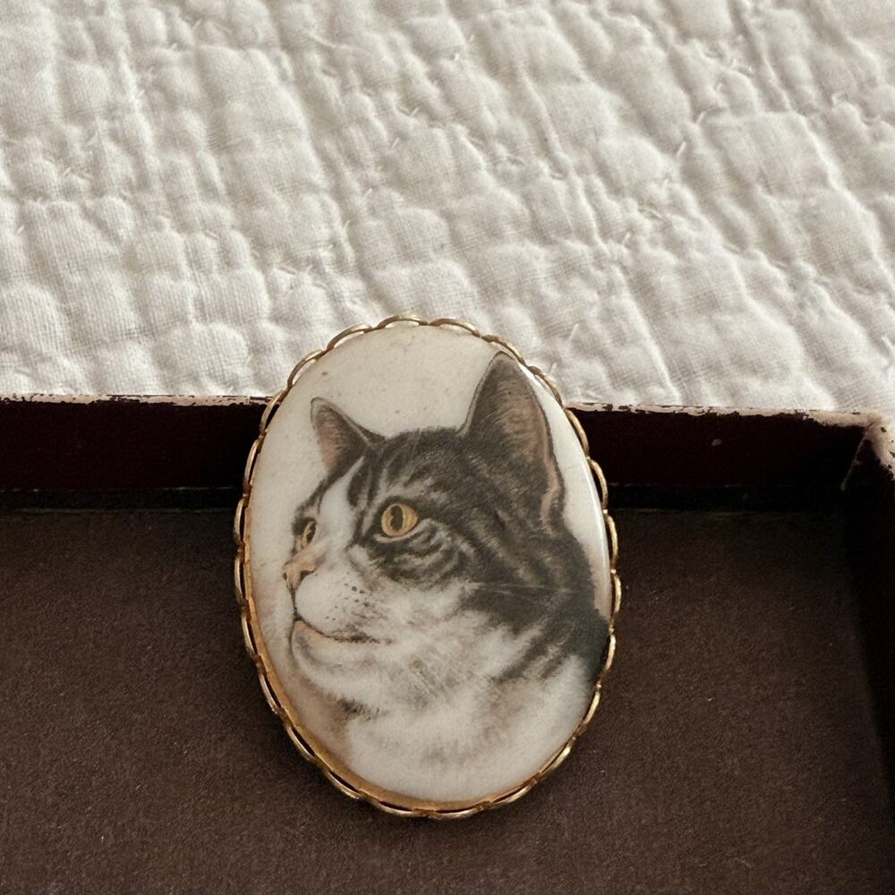 Vintage Porcelain Gold Tone Oval Brooch Tabby Cat Profile 1.5"